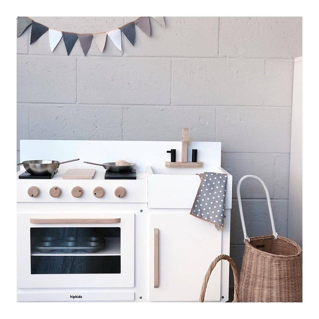 How to Set Up The Best Play Kitchen For Your Little Chef – HipKids