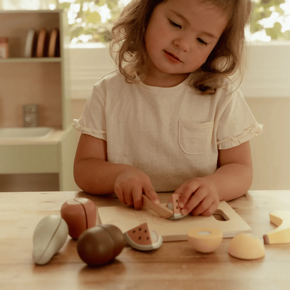 Little Dutch Cutting Fruit